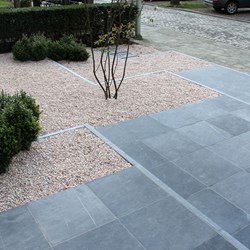 bedrijfstuin-voortuin-berchem-modern-hardsteen